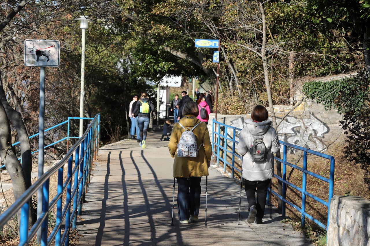 Kostrena: Riječani uživaju u sunčanom danu uz more