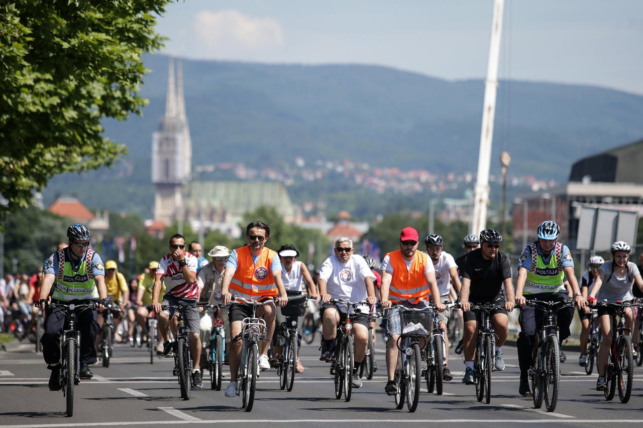 04.06.2016., Zagreb - 34. Vecernjakova biciklijada startala je s parkiralista kod Nacionalne sveucilisne knjiznice, a staza duga 12 kilometara zavrsava na Bundeku. Tisuce biciklista pedalira vec 34 godine sve od 1978. godine kada je biciklijada prvi puta 
