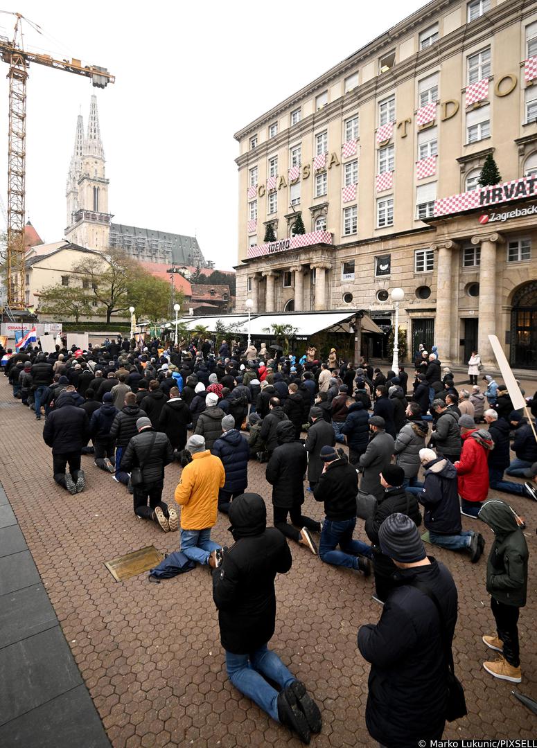 03.12.2022., Zagreb - Moljenje krunice na Trgu bana Josipa Jelacica. Klecanje muskaraca i molitva krunice odrzava se vec treci put i odrzava se svake pve subote u mjesecu.   Photo: Marko Lukunic/PIXSELL