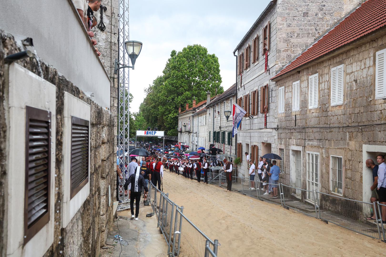 Svečanost otvaranja Sinjske alke, na kojoj se okupio i državni vrh, započela je u 16,30 sati, no počela je padati jaka kiša. Alkarska staza je natopljena, a HRT, koji izravno prenosi to viteško natjecanje, imao je problema s prijenosom.