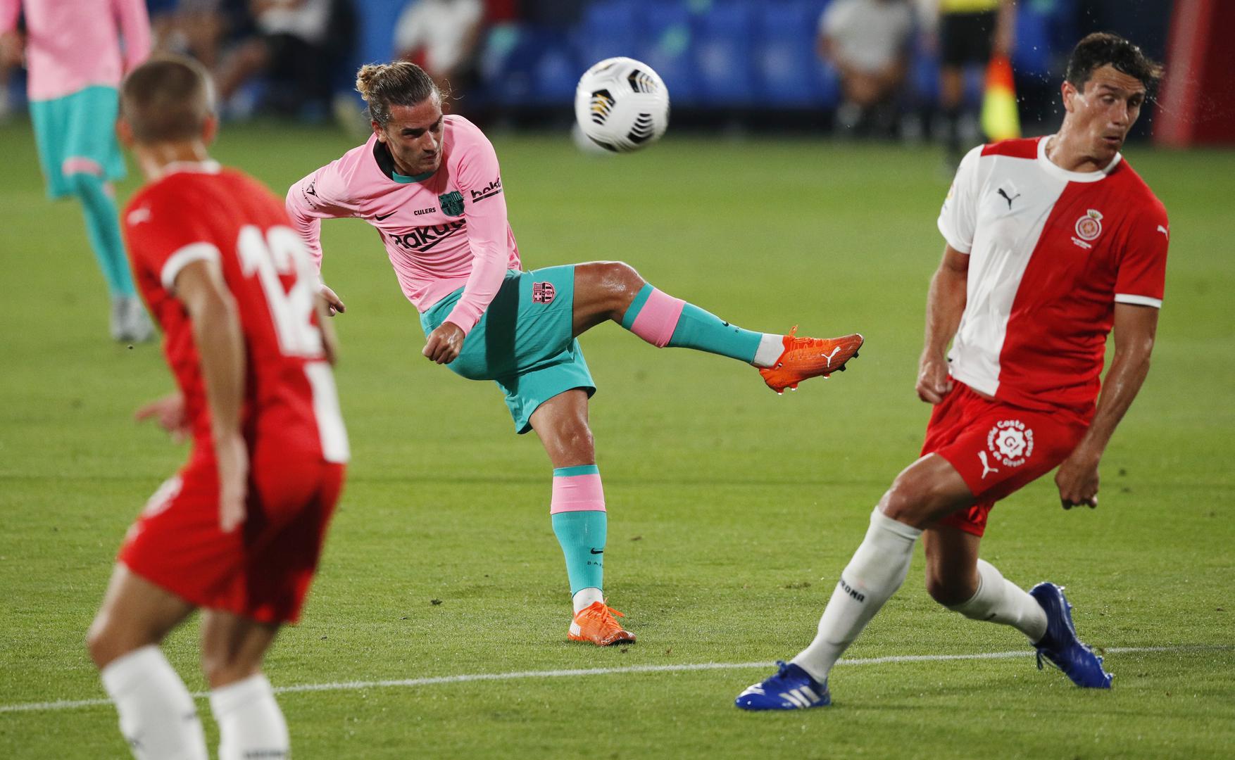 Pre Season Friendly - FC Barcelona v Girona Soccer Football - Pre Season Friendly - FC Barcelona v Girona - Johan Cruyff Stadium, Barcelona, Spain - September 16, 2020 Barcelona's Antoine Griezmann shoots at goal as Girona's Bernardo Espinosa attempts to block REUTERS/Albert Gea ALBERT GEA