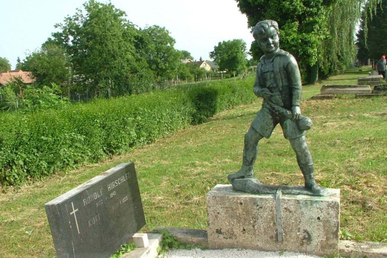 'VARAZDIN/MEDIMURJE-09.09.10. DONJA DUBRAVA-Hrvatska kuki_mlg_cak_090910Kip Kuki na obiteljkoj grobnici u D. Dubravi PHOTO: Mladen Grubic/Vecernji list '