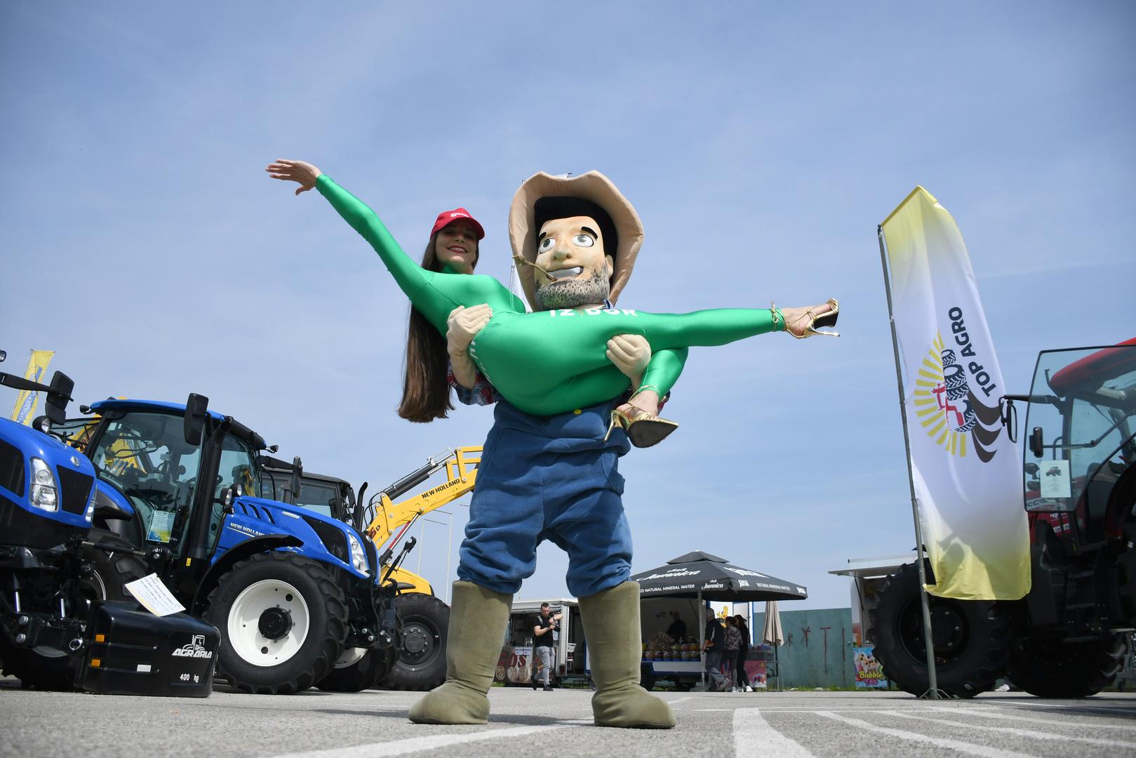 "Obično je petak dan kada se sklapaju poslovi, odnosno kada većinom dolaze poljoprivrednici i poduzetnici. Subotom i nedjeljom su dosta veće gužve, jer se u praksi pokazalo da su to obiteljski dani, pa su nam izlagači predložili da produljimo sajam za jedan dan da imaju više vremena za poslovne sastanke. Odlučili smo ih poslušati pa sajam umjesto u petak, otvaramo u četvrtak", pojasnio je Zlatko Salaj, direktor tvrtke Bjelovarski sajam.
