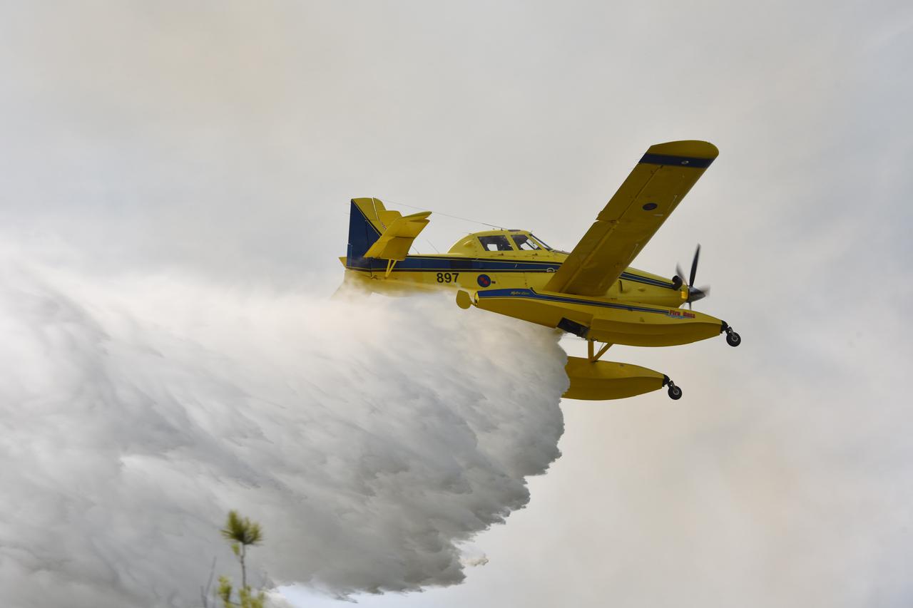 Vatrogasci uz pomoć kanadera se bore s požarom nedaleko Vodica