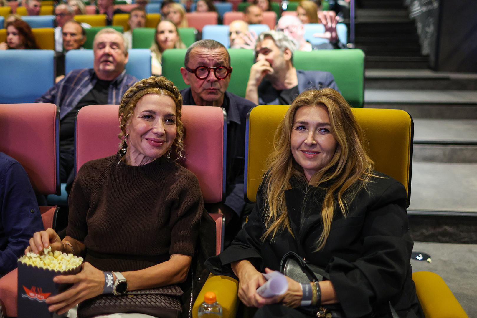 Tko je sve bio prisutan na ovom glamuroznom događaju, otkrijte u našoj galeriji koja vam donosi detalje iz večeri ispunjene zvjezdanim trenucima i čarolijom prve projekcije ove nove HRT-ove serije.