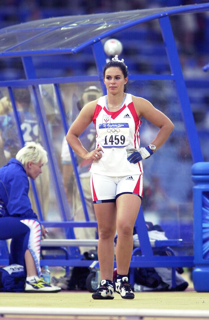 Postala je hrvatska prvakinja i rekorderka u bacanju kladiva te prva hrvatska atletičarka koja je kladivo prebacila 70 i 60 metara. 