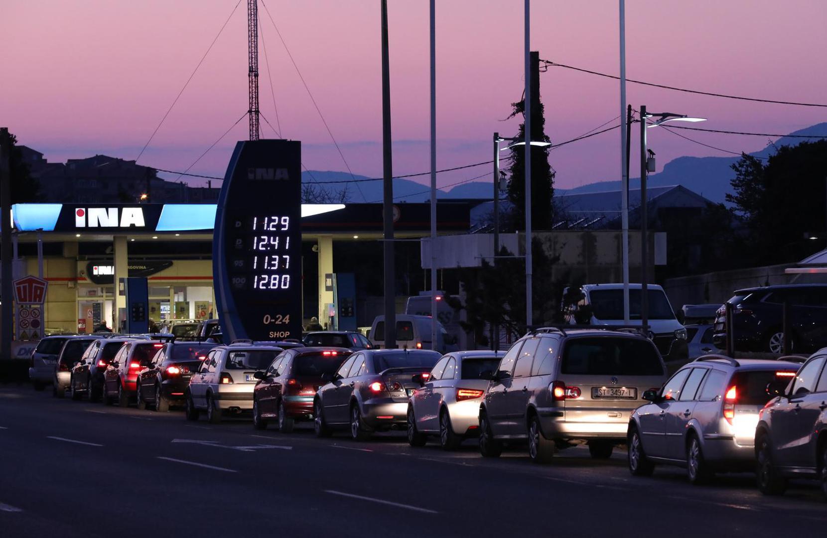 07.03.2022., Split - Dolaskom veceri povecaju se kolone pred benzinskim postajama na koje su vozaci pohrlili u ocekivanju porasta cijena goriva koje ce nakon ponoci biti blizu 14 kuna. Photo: Ivo Cagalj/PIXSELL