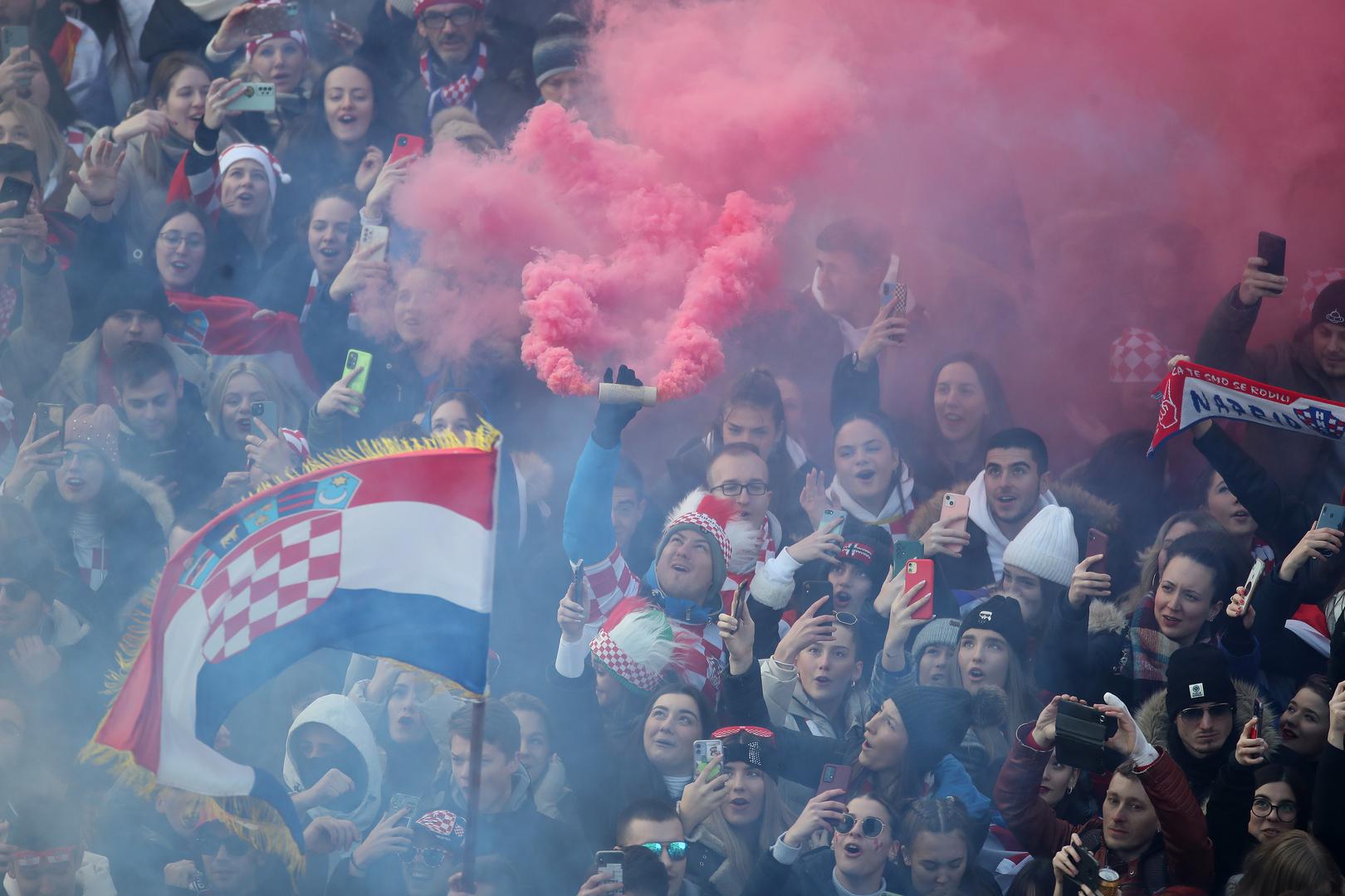 18.12.2022., Zagreb - Navijaci su na Trgu vec poceli zauzimati mjesta za docek Vatrenih. Photo: Luka Stanzl/PIXSELL