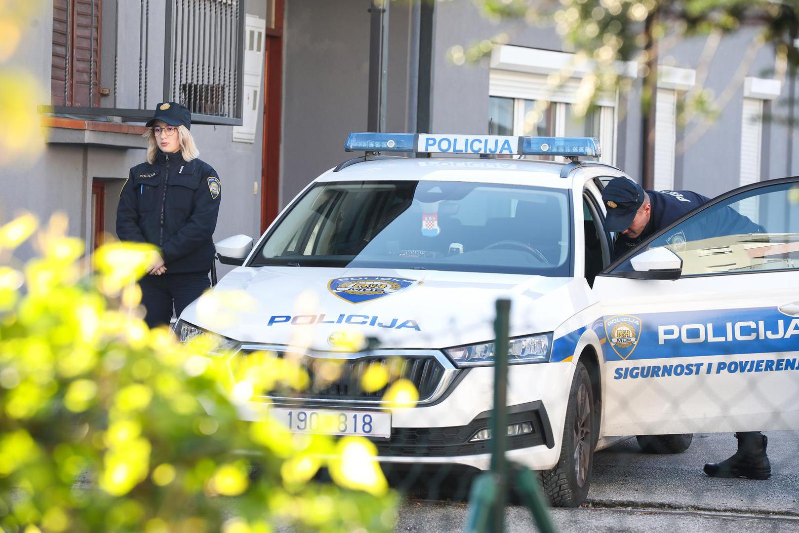 25.11.2023., Zagreb -U zagrebackom naselju Rudes u Aninoj ulici sinoc je doslo do eksplozije u dvoristu jedne zgrade. Policijski ocevid nastavljen je i u jutarnjim satima. U dvoriste su bacene dvije rucne bombe. Photo: Emica Elvedji/PIXSELL