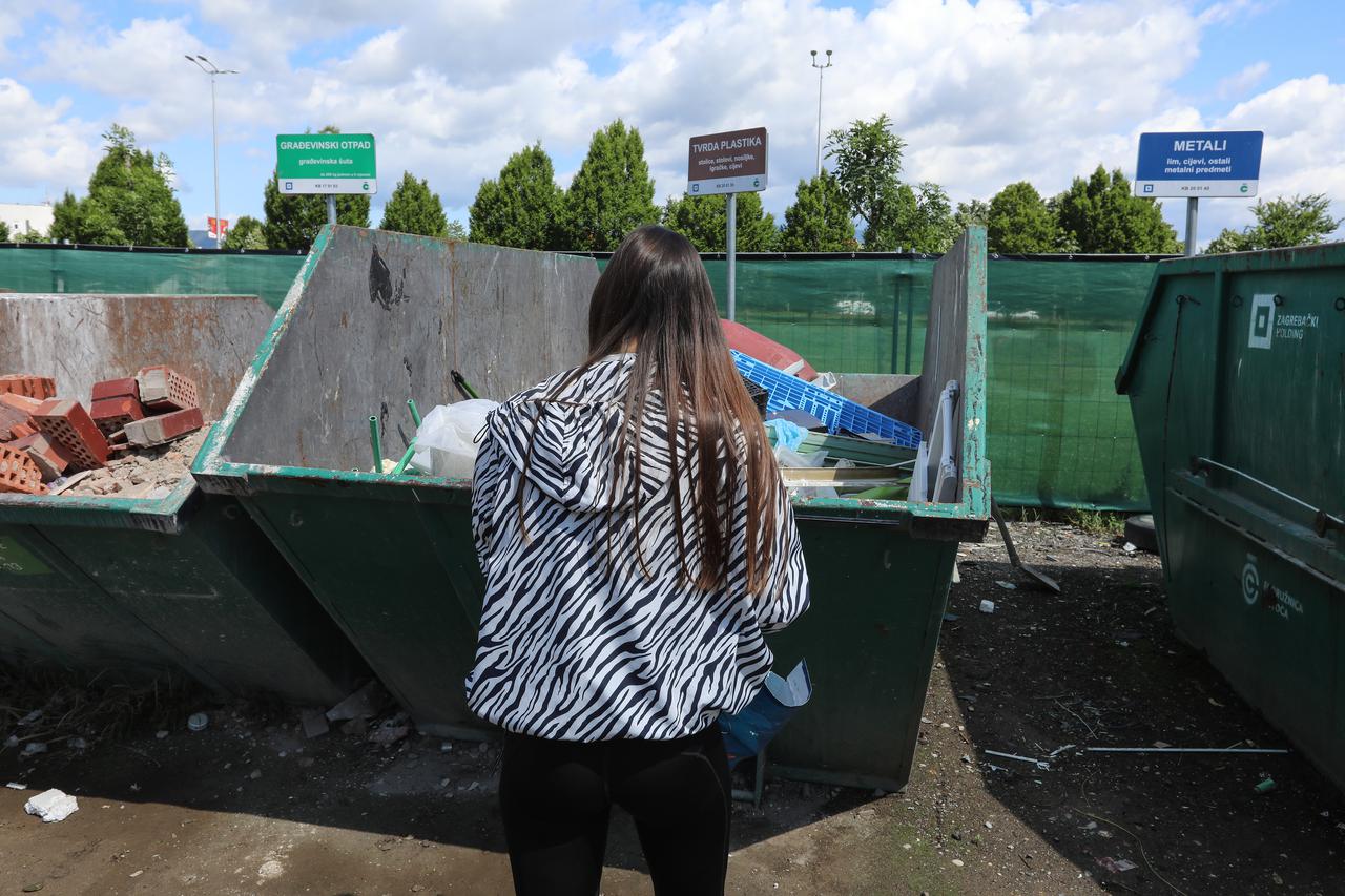 Zagreb: Dijeljenje vrećica za komunalni otpad u reciklažnom dvorištu na Jarunu