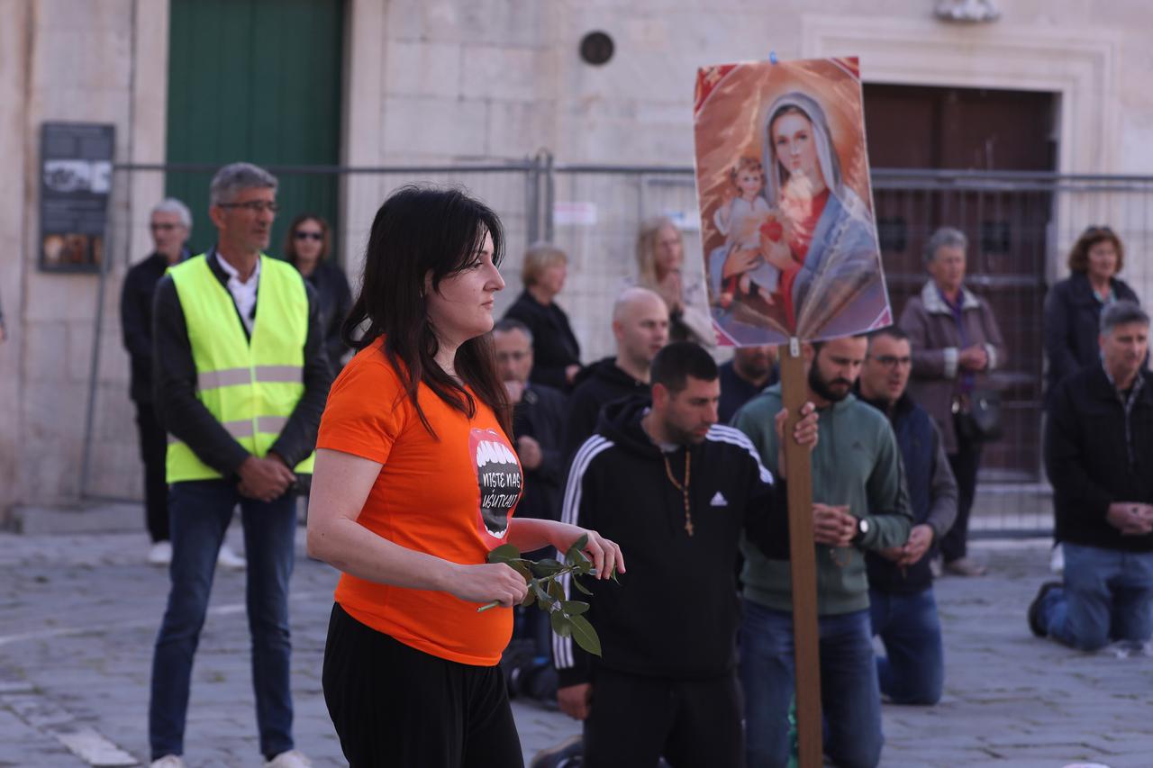 Trogir: Prosvjed protiv molitelja krunice "Tiha misa" Arijane Lekić-Fridrih