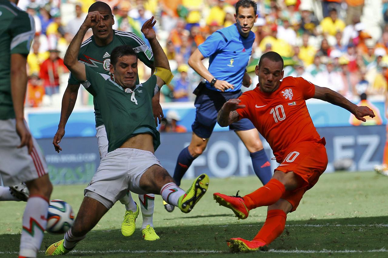 Wesley Sneijder (R) of the Netherlands misses a goal opportunity during their 2014 World Cup round of 16 game against Mexico at the Castelao arena in Fortaleza June 29, 2014.  REUTERS/Dominic Ebenbichler (BRAZIL  - Tags: SOCCER SPORT WORLD CUP)