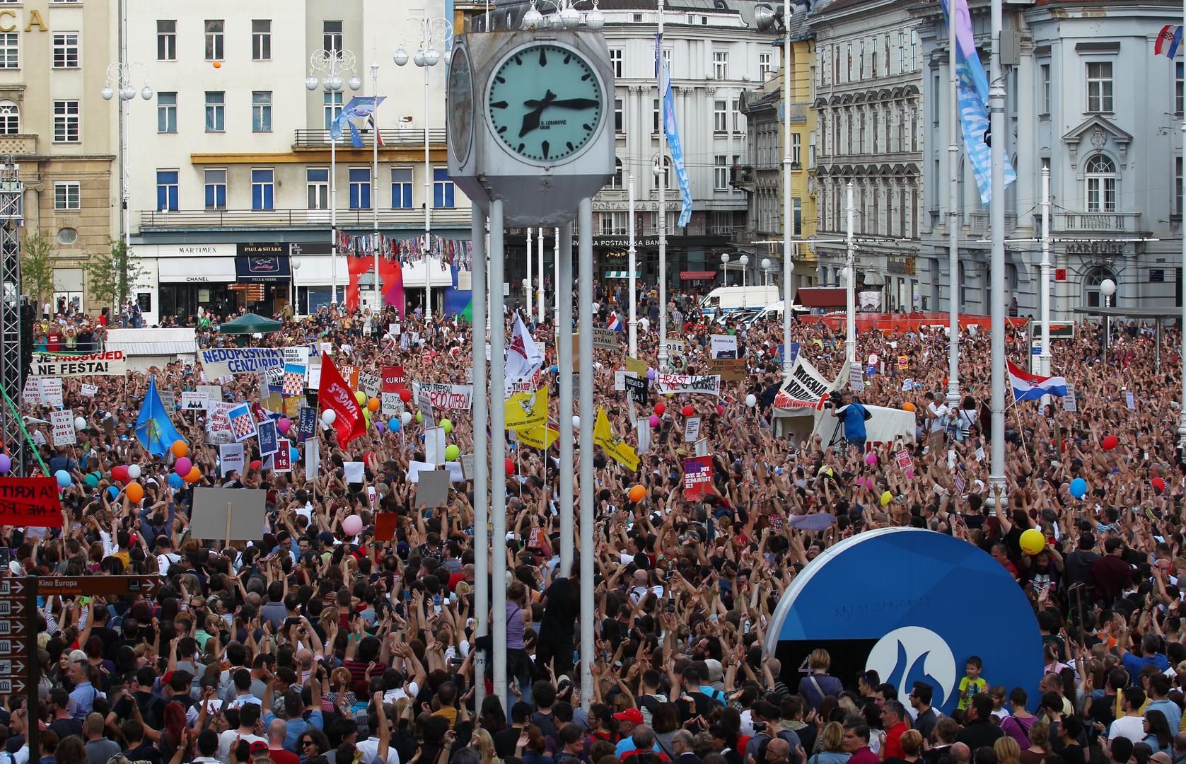 Na prosvjedu se tražilo da se pruži podrška Cjelovitoj kurikularnoj reformi i Ekspertnoj radnoj skupini, te da se vjeruje obrazovnim radnicima u procesu reforme bez pritisaka, intervencija i cenzure. 