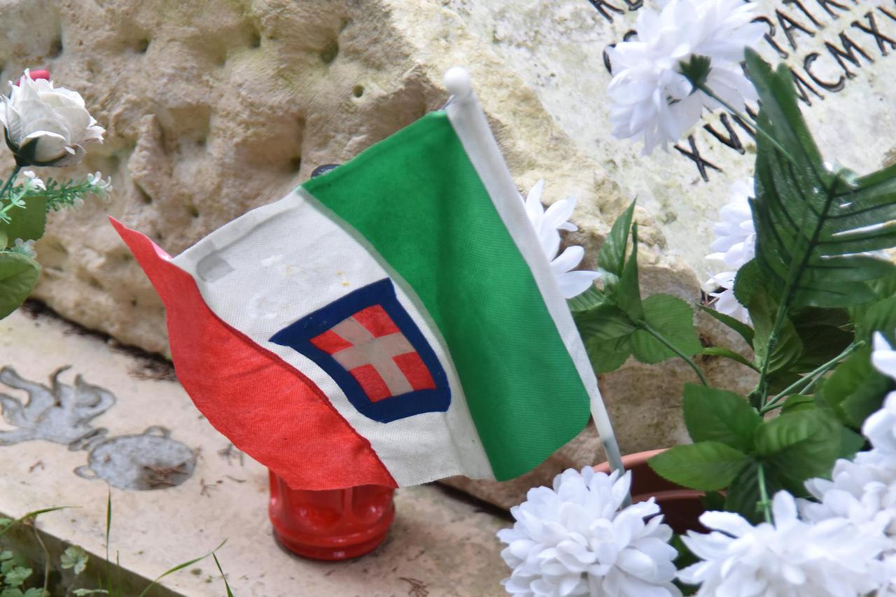 Pula: Na spomen obilježju Nazariju Sauru postavljena zastava Kraljevine Italije