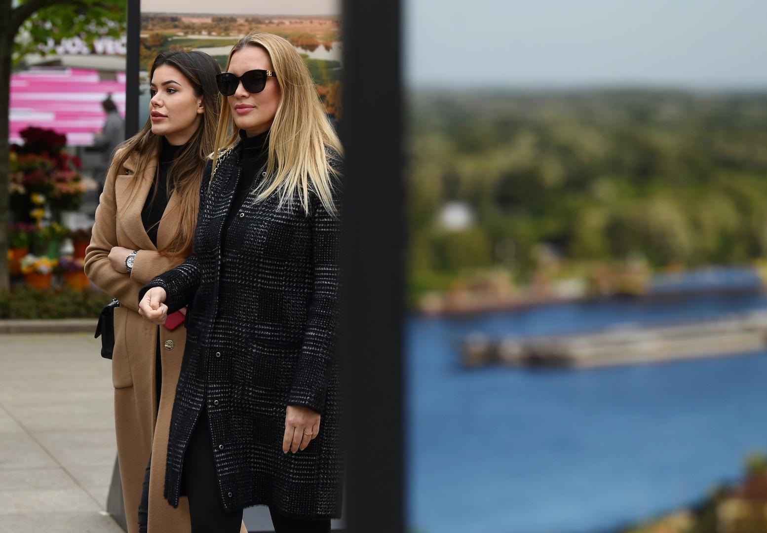 Zadarska manekenka Petra Maroja (38) viđena je u šetnji s prijateljicama na zagrebačkom Cvjetnom trgu.