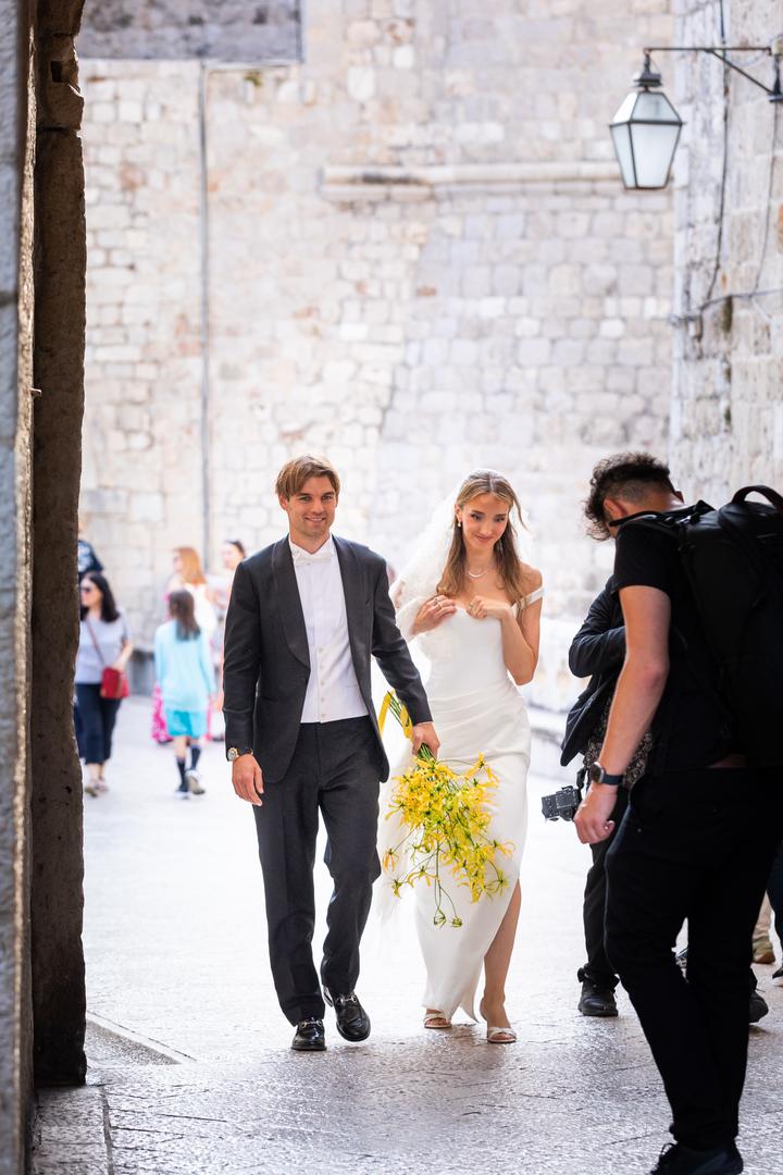 Svadbeno slavlje za odabrane uzvanike nastavljeno je u jedinstvenom ambijentu Umjetničke galerije Dubrovnik s pogledom na more i povijesne zidine.