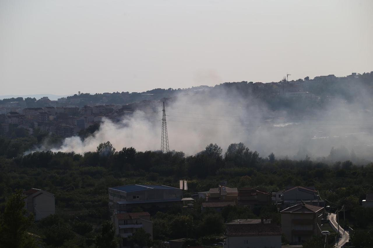 Požar izbio na istoku Splita kod TTTS-a