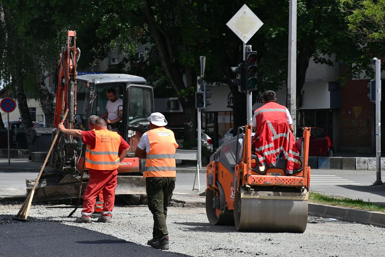 Slavonski Brod: Počeli radovi asfaltiranja prvog nosivog sloja u Ulici J. J. Strossmayera u središtu grada