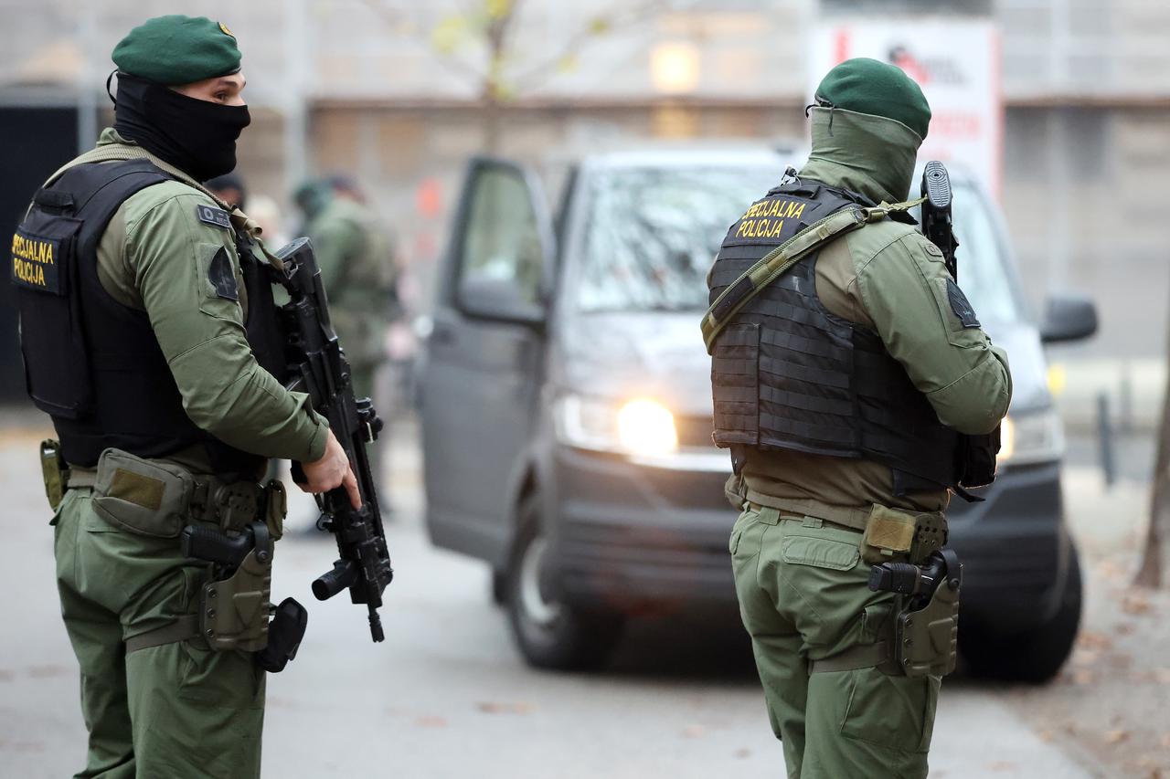 Zagreb: Petar Ćosić  i ostali pod pratnjom pripadnika Antiterorističke jedinice Lučko odlaze sa Županijskog suda