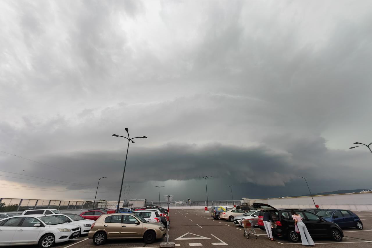 Zagreb: Dolazak oluje na zapadnom dijelu grada