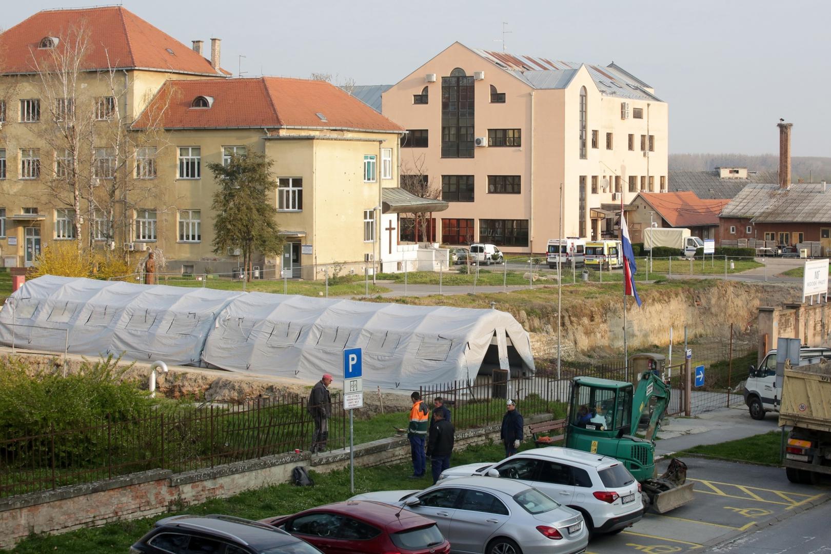 01.04.2020., Osijek - Na ulazu u KBC Osijek prije par dana pocelo je postavljanje satora koji je danas postao sluzbeni ulaz u krug bolnice za sve pacijente ali i djelatnike KBC-a.Photo: Dubravka Petric/PIXSELL
