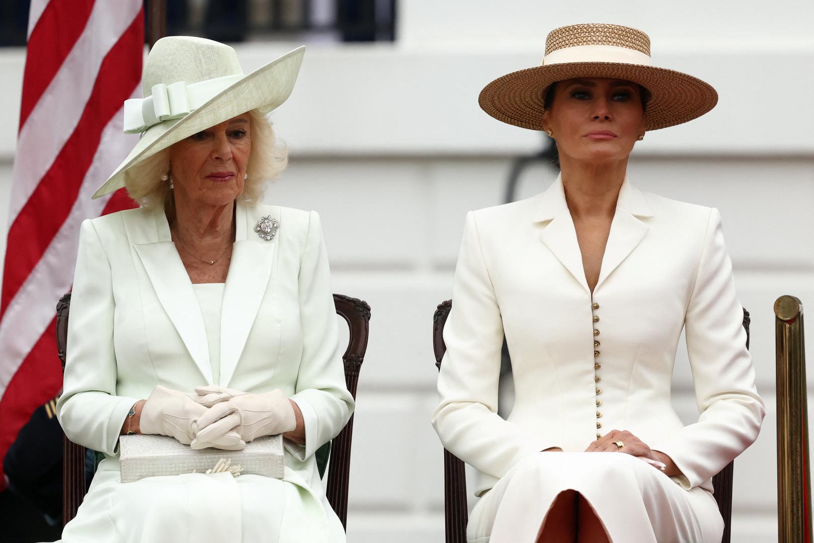 Izrađen od platine i ukrašen rubinima, safirima i dijamantima, simbolizira jedinstvo kroz isprepletene zastave dviju država. Modna stručnjakinja taj je detalj opisala kao 'šlag na torti' Camillina diplomatskog odijevanja.