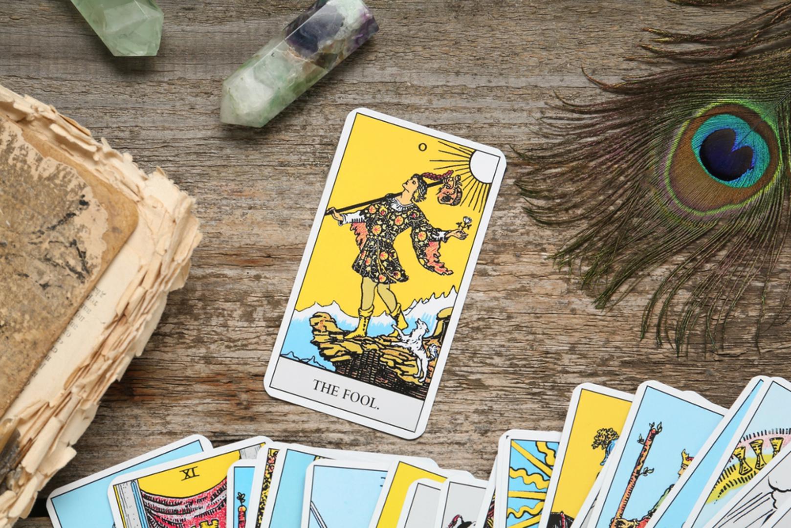 Budala označava novi početak, hrabrost i ulazak u nepoznato bez previše razmišljanja. Ona je nulta karta u tarot, zbog čega označava kretanje od nule. Ova karta vas potiče da riskirate i vjerujete procesu, čak i kada nemate sve odgovore. U ljubavi često označava novu vezu ili neplanirani početak, dok u poslu ukazuje na novu priliku ili promjenu smjera. Iako promjena zvuči strašno, nemojte je se bojati jer ova karta označava nadu i nagovještava pozitivne promjene.