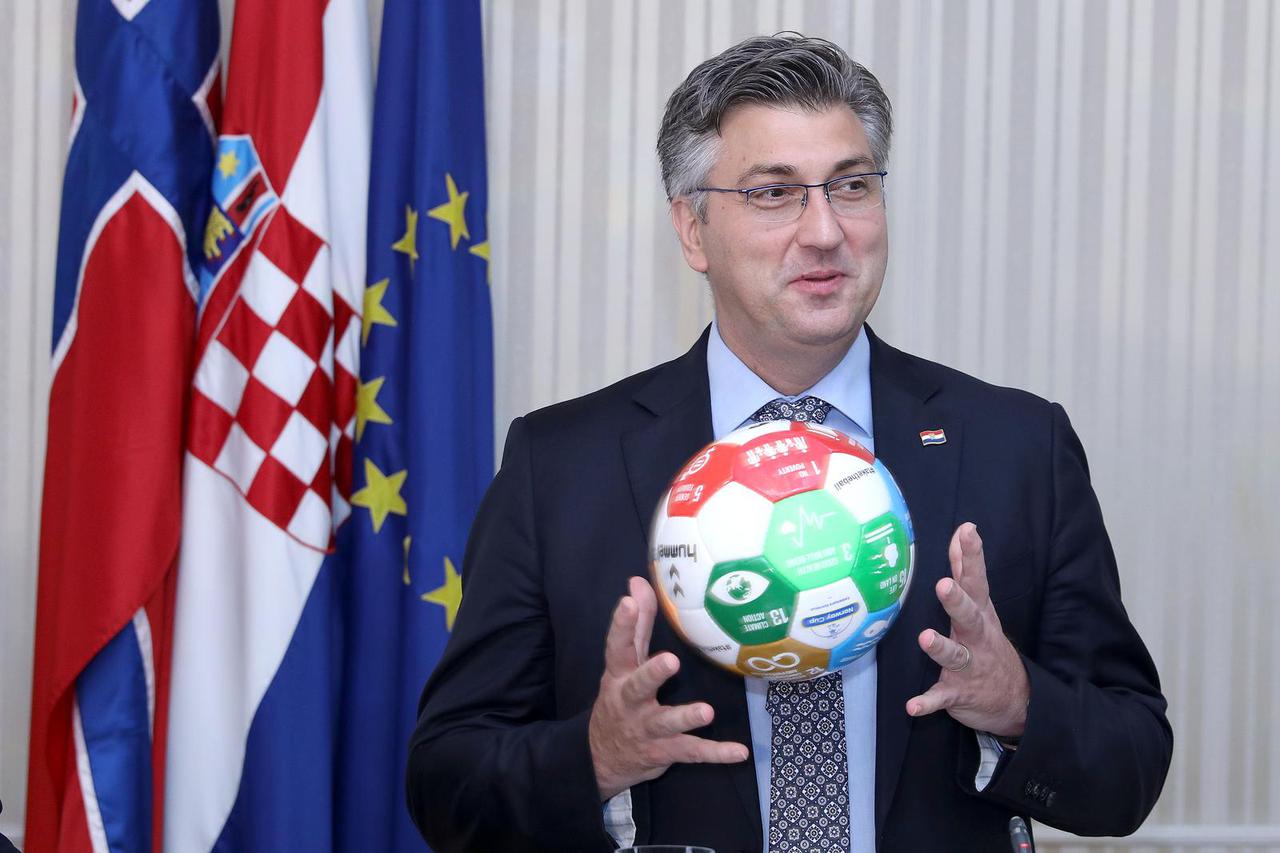 Zagreb: Plenković dobio nogometnu loptu od norveške premijerke