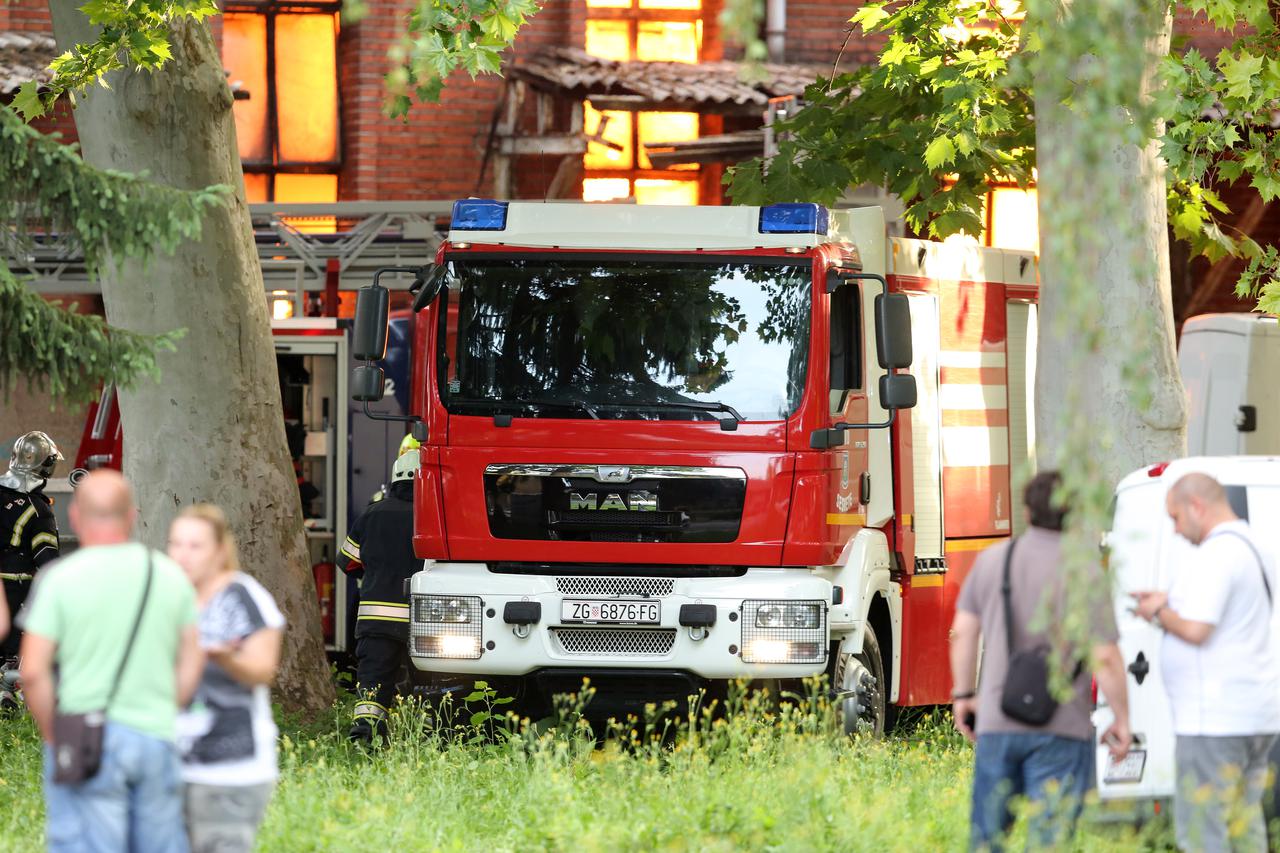 Zagreb: Vatrogasci se bore s velikim požarom u zgradi u Heinzelovoj ulici