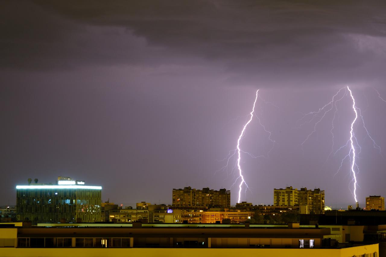 Nevrijeme zahvatilo središnju Hrvatsku, munje na nebu iznad Zagreba 