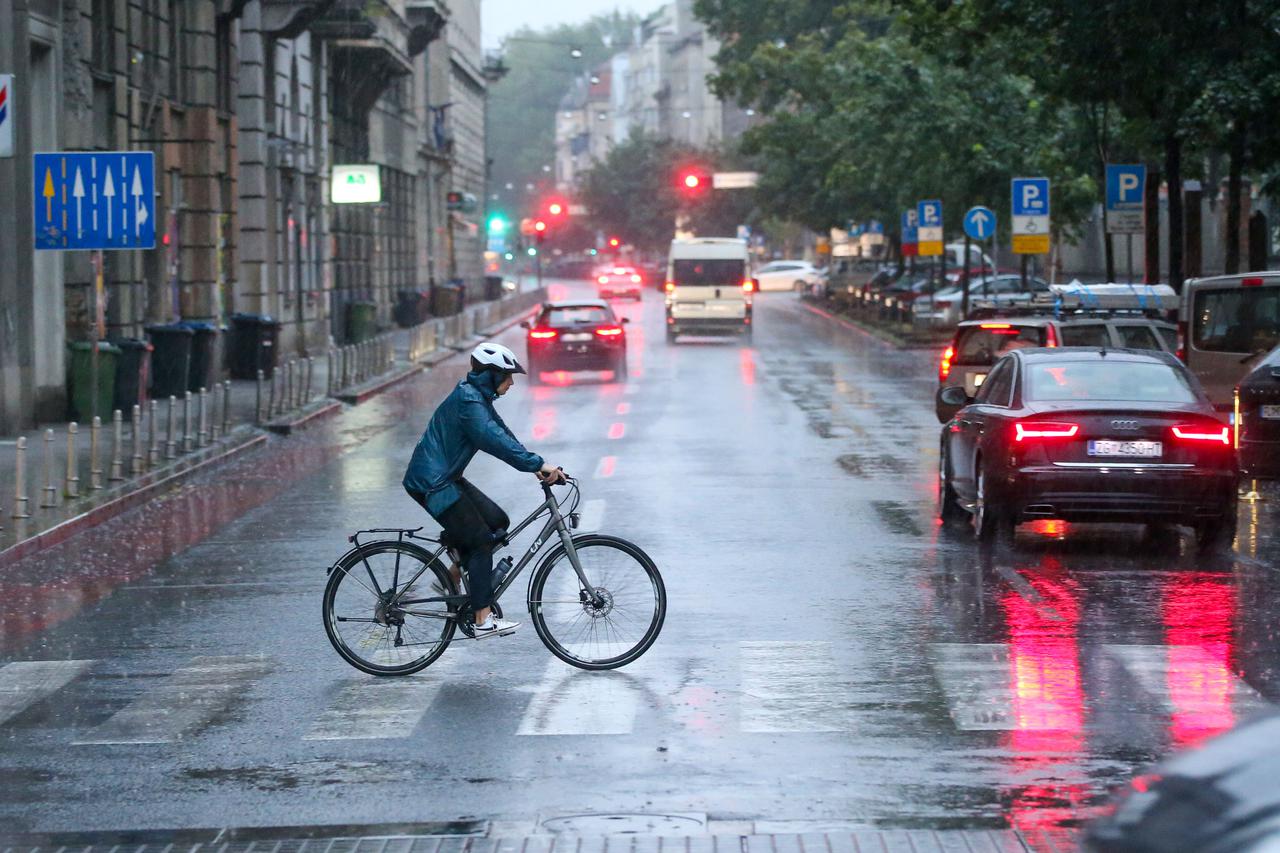 Grmljavina i kiša u večernjim satima zahvatila Zagreb
