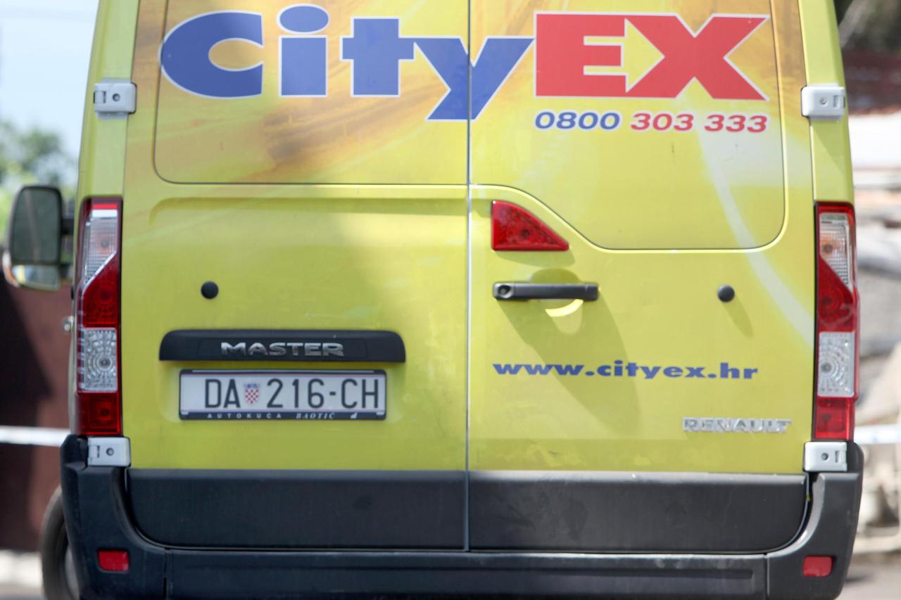 21.06.2012. Rijeka - Prometna nesreca u Izvidackoj ulici u kojoj je vozac kombija (City Express) vozeci u rikverc usmrtio pjesakinju. Photo: Nel Pavletic/PIXSELL