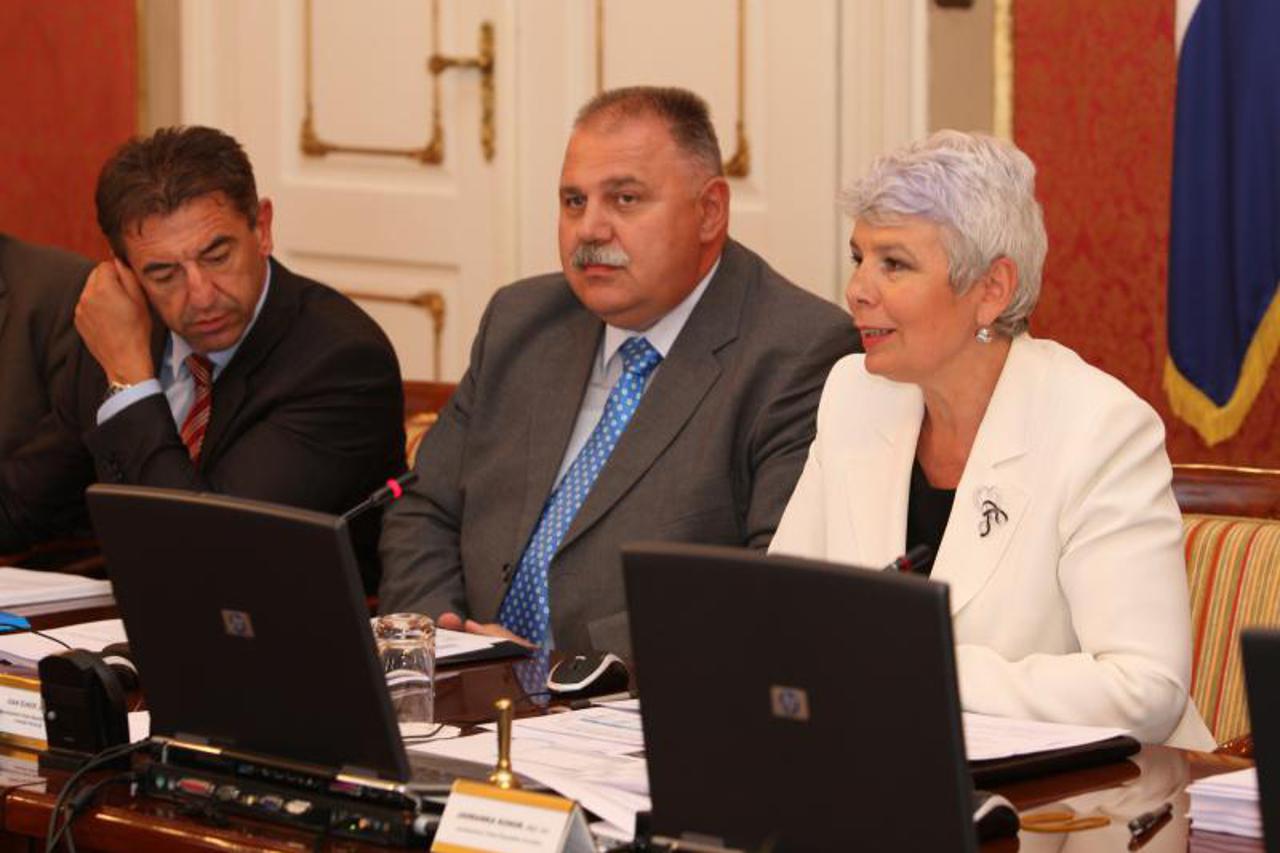 vlada, kosor, šuker (1)