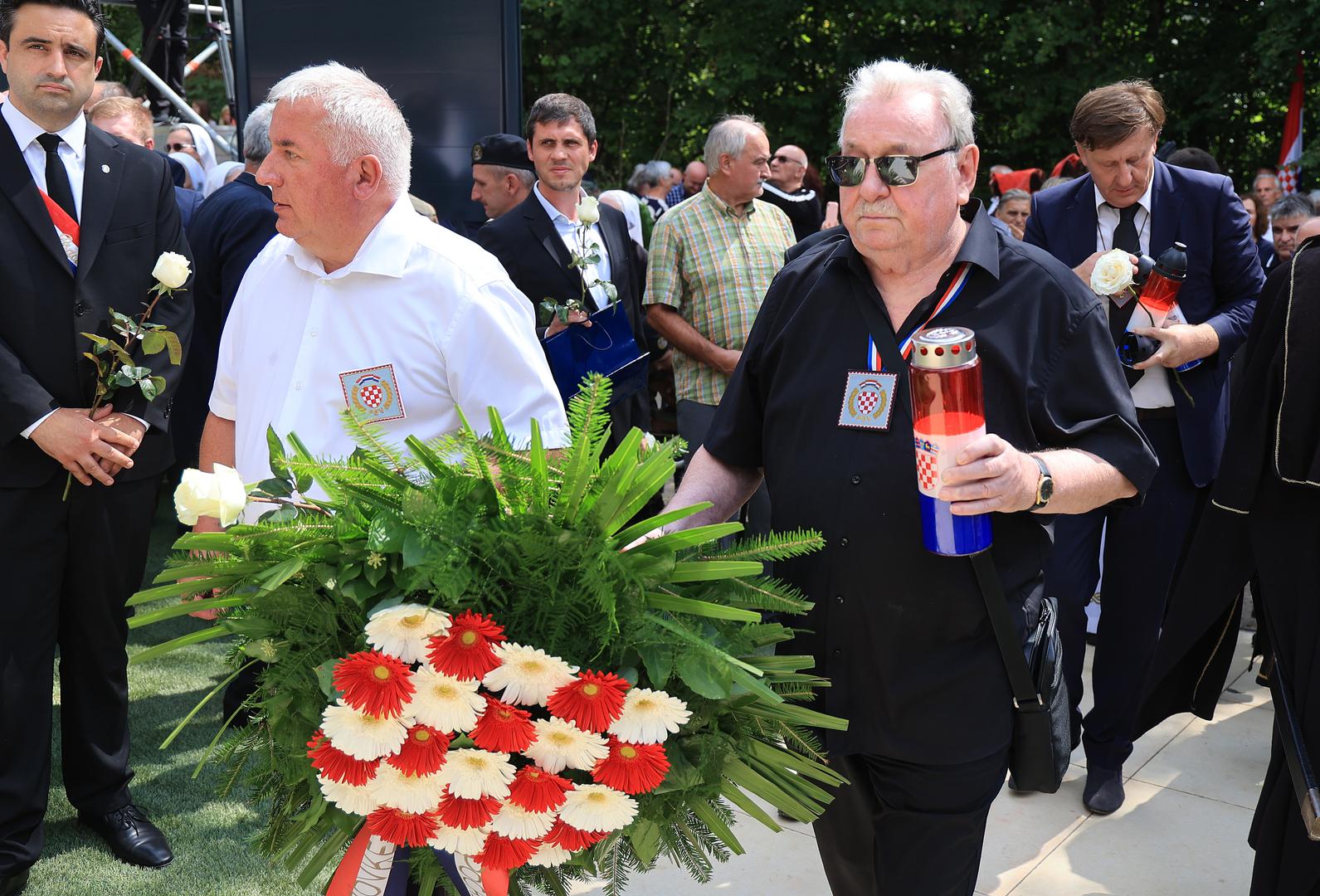 Jama se sastoji od ulaznog dijela nalik zdencu duboka oko 34 metra, na čijem se dnu nalazi izduženi kosi dio dug oko 15 metara.