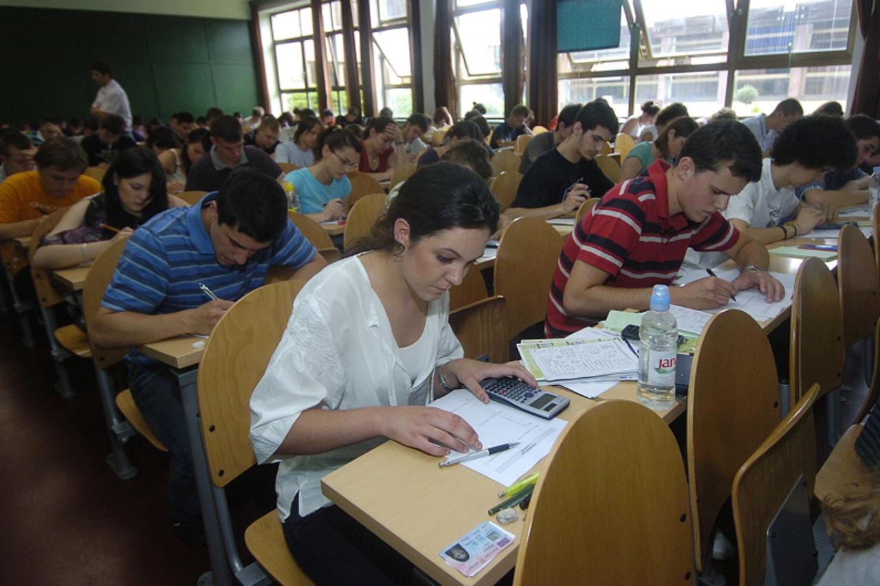 'slavonija,07.07.2009,osijek,hrvatska,prijemni ispit na gradjevinskom fakultetu u osijeku,buduci studenti na pocetku prijemnog ispita Photo: Marko Mrkonjic/Vecernji list'