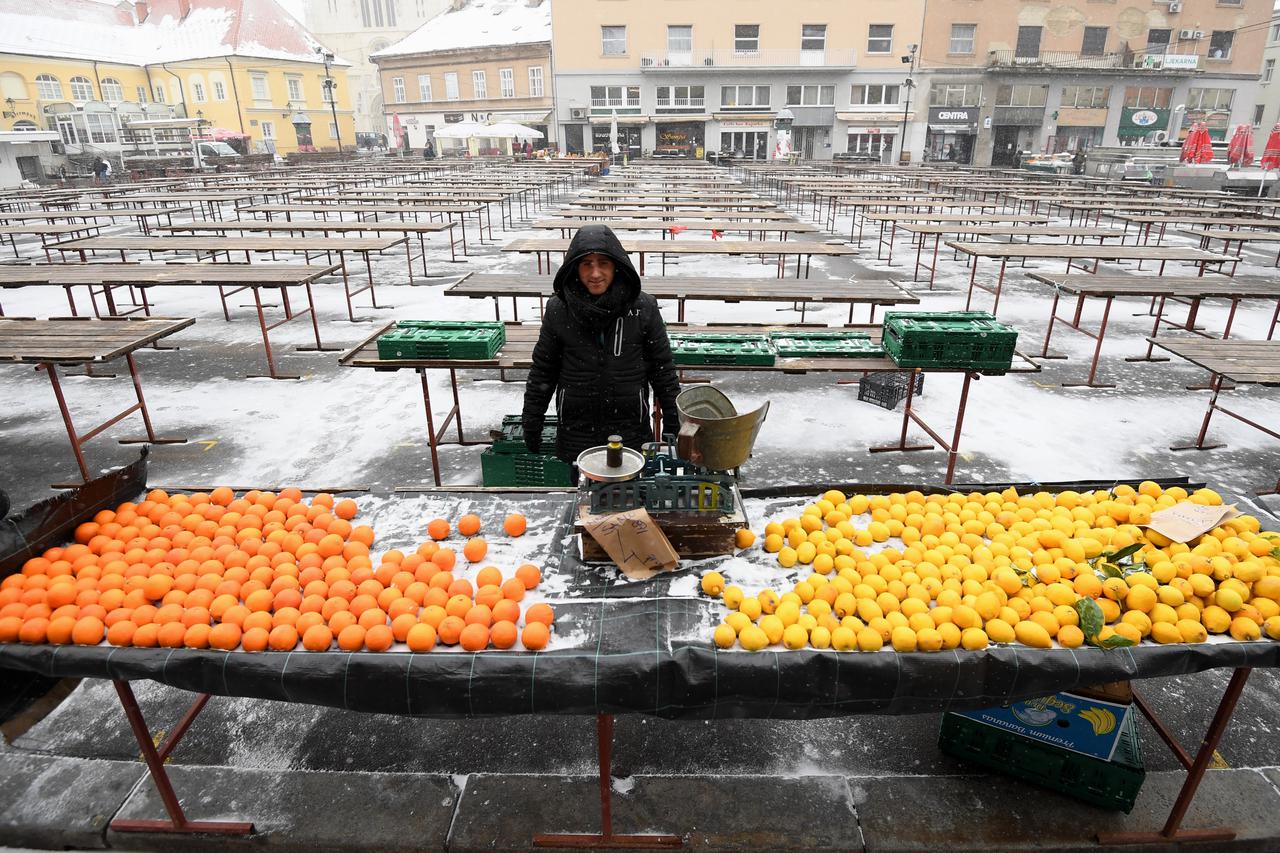 Zagreb: Zbog niskih temperatura na tržnici Dolac tek poneki prodavač
