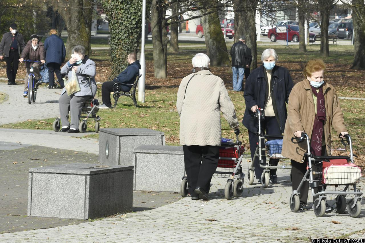 Sisak: Umirovljenici u šetnji gradom tijekom sunčanog dana