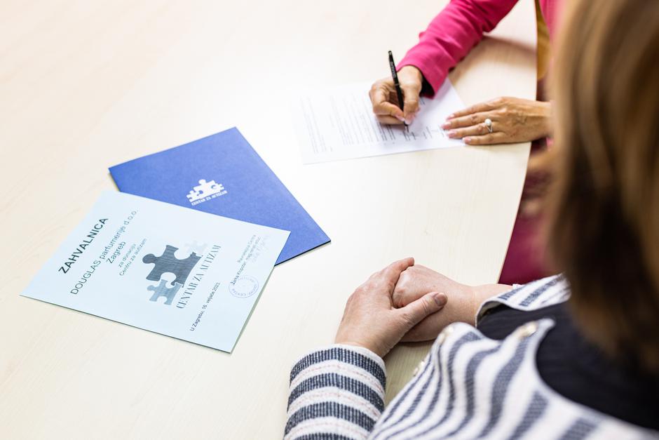 Donacija Douglas parfumerija