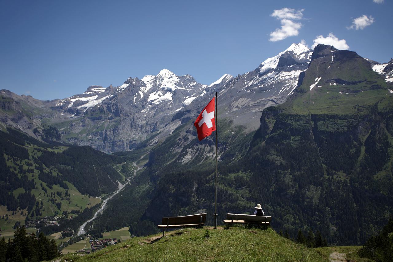 Kandersteg: Švicarska zastava u Alpama, ilustracija