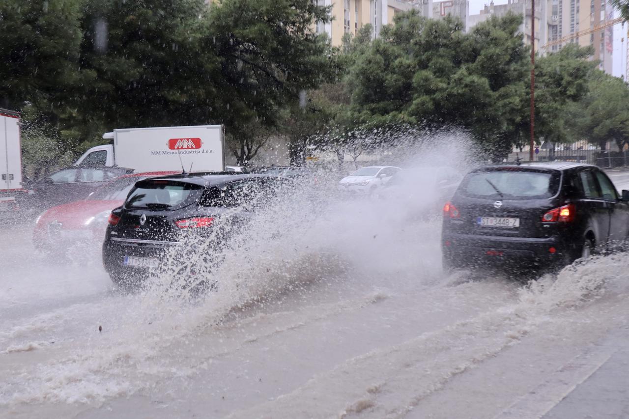 Jaka kiša uzrokovala probleme na splitskim prometnicama