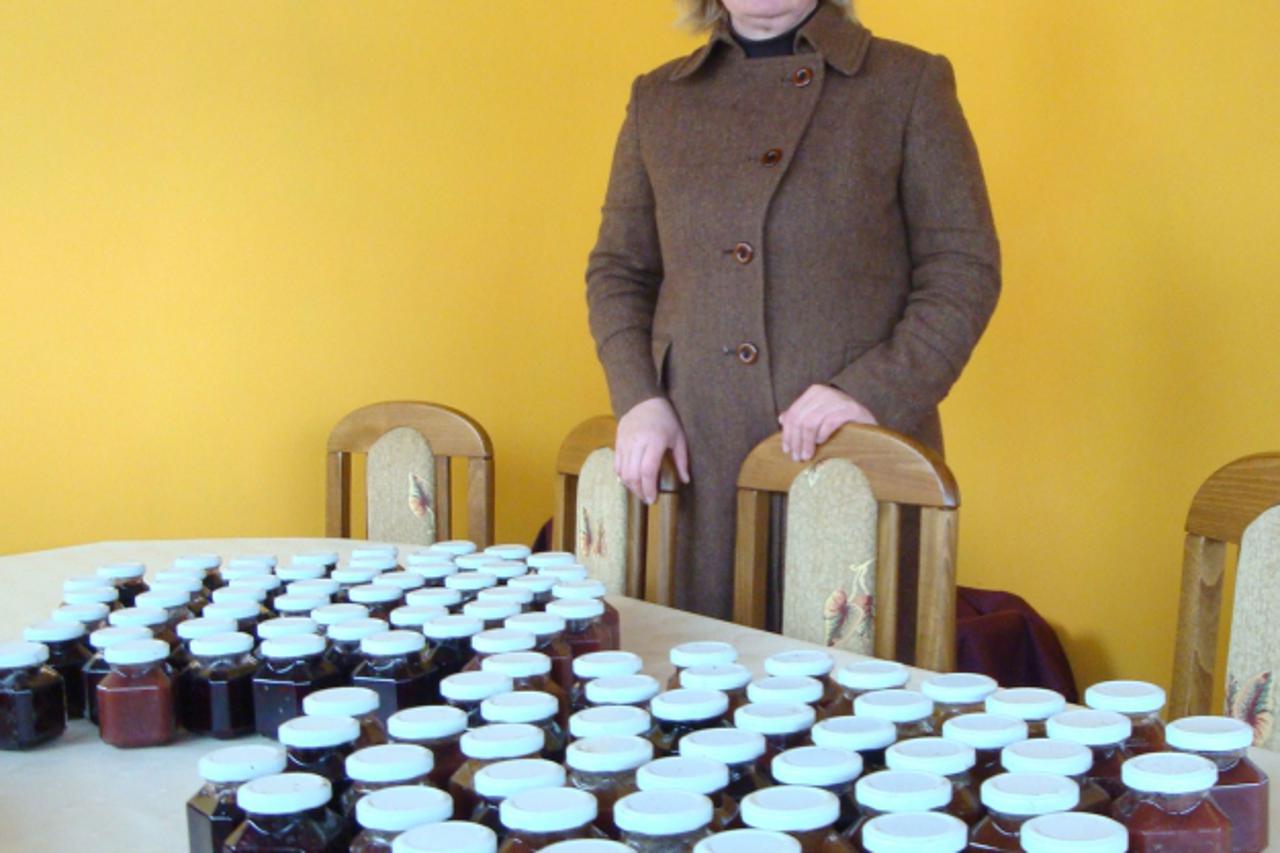 'Sanja Selanac, supruga drz\\u009Eavnog tajnika ministarstva poljoprivrede i ruralnog razvoja vodi zadrugu Krinjica iz Malog Buda\\u009Aeva kod Siska, a svekrovo OPG proizvodi dzemove i  preradjuje \\