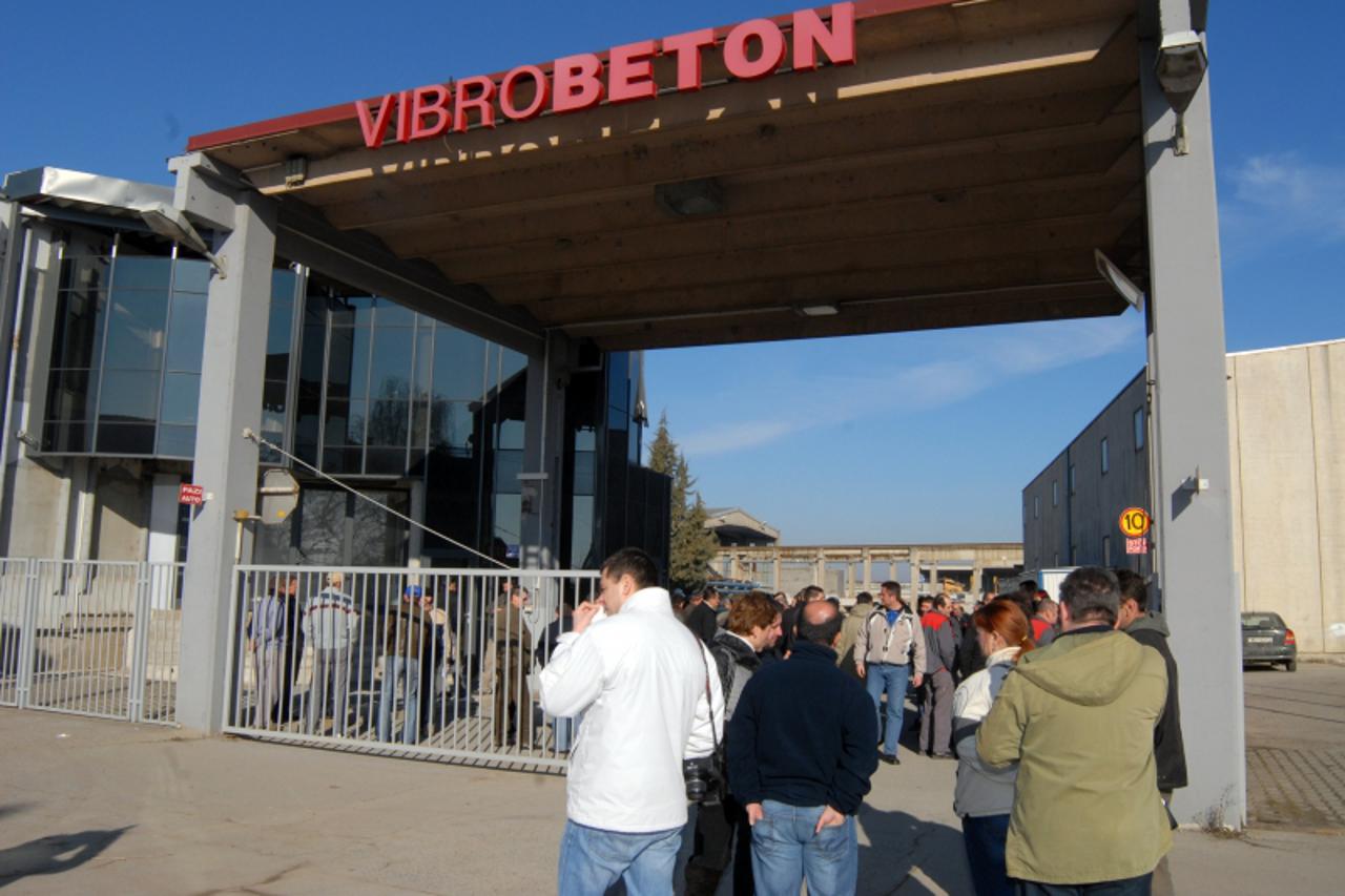 '100211., Vinkovci-radnici Vibrobetona u prosvjeduju jer od svibnja nisu dobili plaA\\u0308\\u0087e. Direktor Davor Kuterovac izasao je pred radnike  Photo: Goran Ferbezar/PIXSELL'