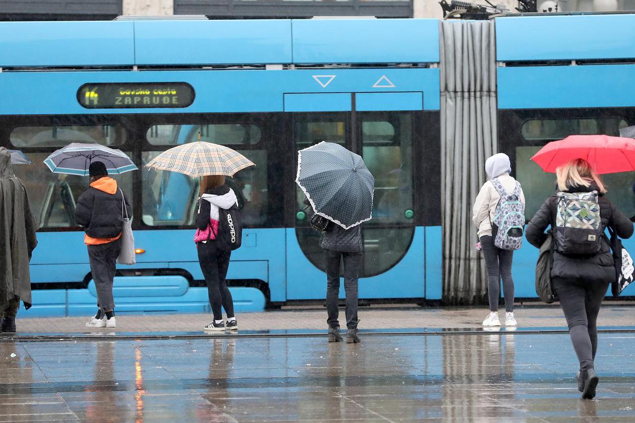 Nakon niza toplih proljetnih dana Zagreb se probudio uz kišu