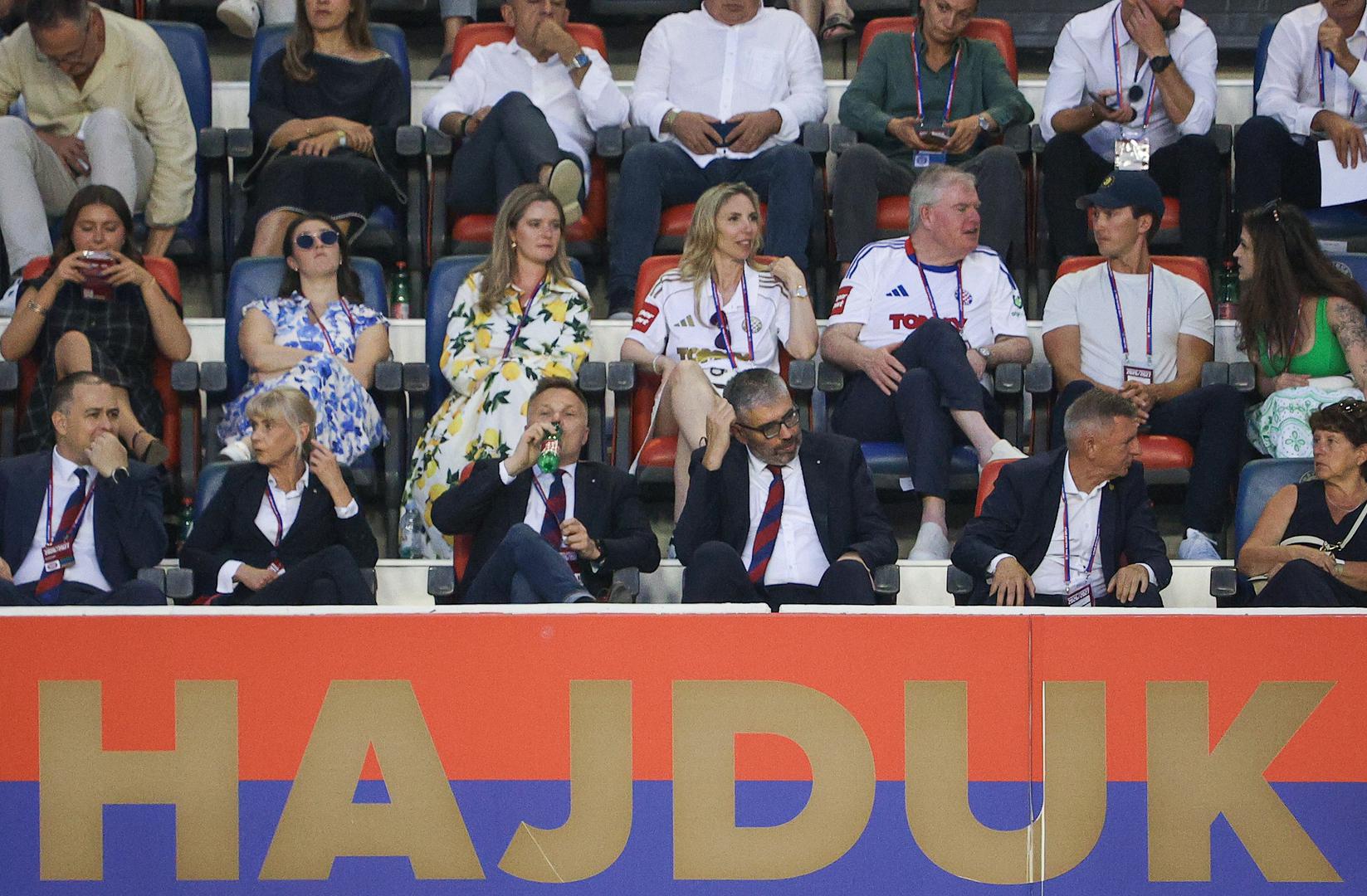 Statistika dovoljno govori o dominaciji Hajduka – domaćini su uputili 15 udaraca prema golu, od čega šest u okvir, dok je Žilina zaprijetila tek pet puta, uz samo jedan udarac u okvir vrata. Da nije bilo nekoliko propuštenih velikih prilika, gosti su s Poljuda mogli otići i s uvjerljivijim porazom.