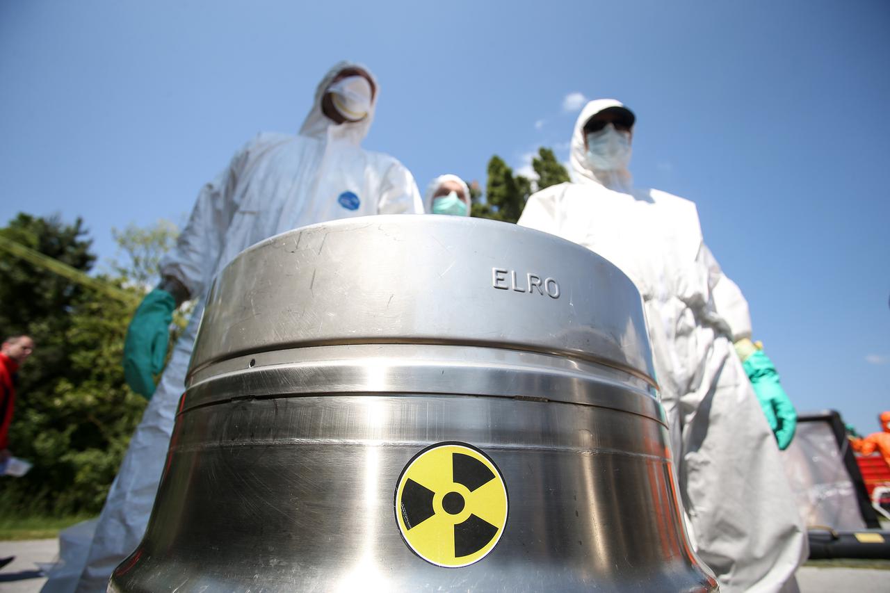 21.05.2016., Zagreb - Na odmoristu kod motela Plitvice odrzana je vjezba u kojoj se simulirao scenarij nuklearne katastrofe u elektrane u Krskom. Sudjelovale su sve interventne sluzbe.  Photo: Petar Glebov/PIXSELL