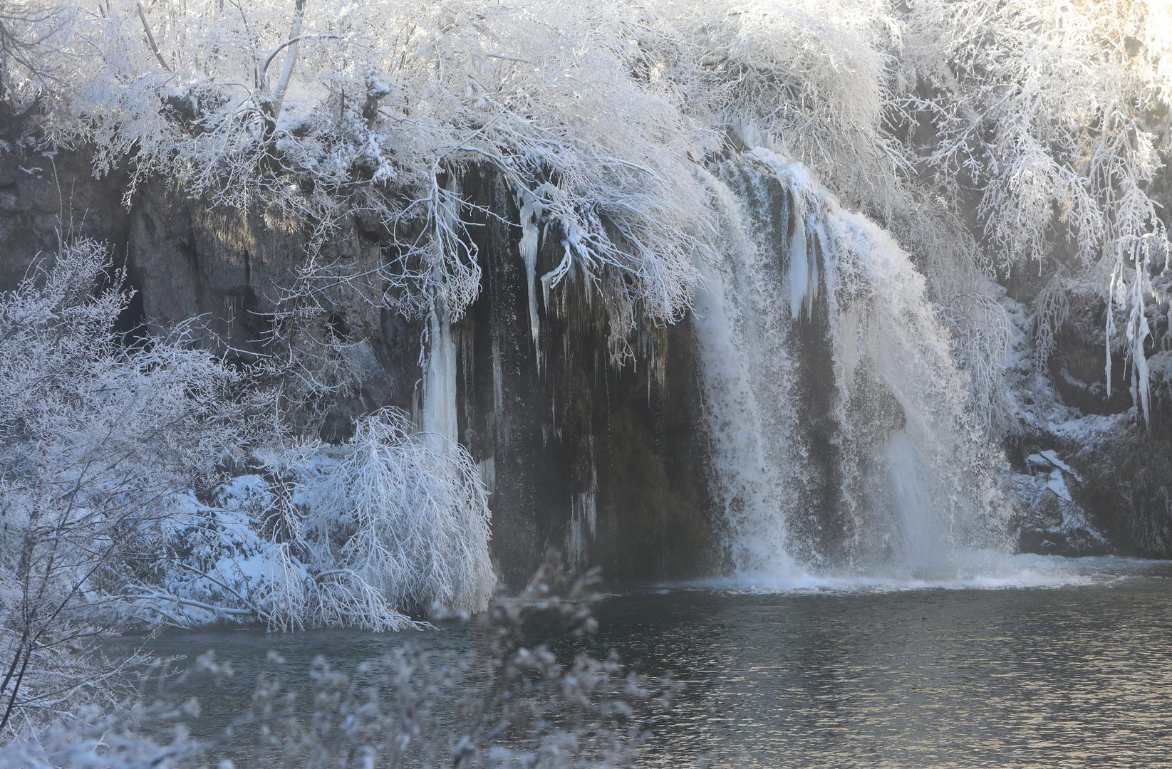 13.01.2024., Plitvicka jezera - Snijeg i debeli minusi zaledili su slapove na Plitvickim jezerima koji mame uzdahe brojnih posjetitelja. Photo: Kristina Stedul Fabac/PIXSELL