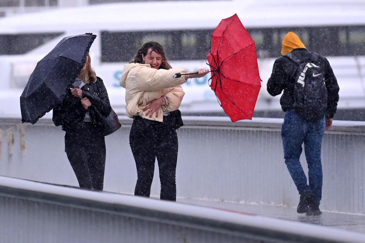 Zadar: Osmijeh na licu kada ti udar vjetra "ukrade" kišobran