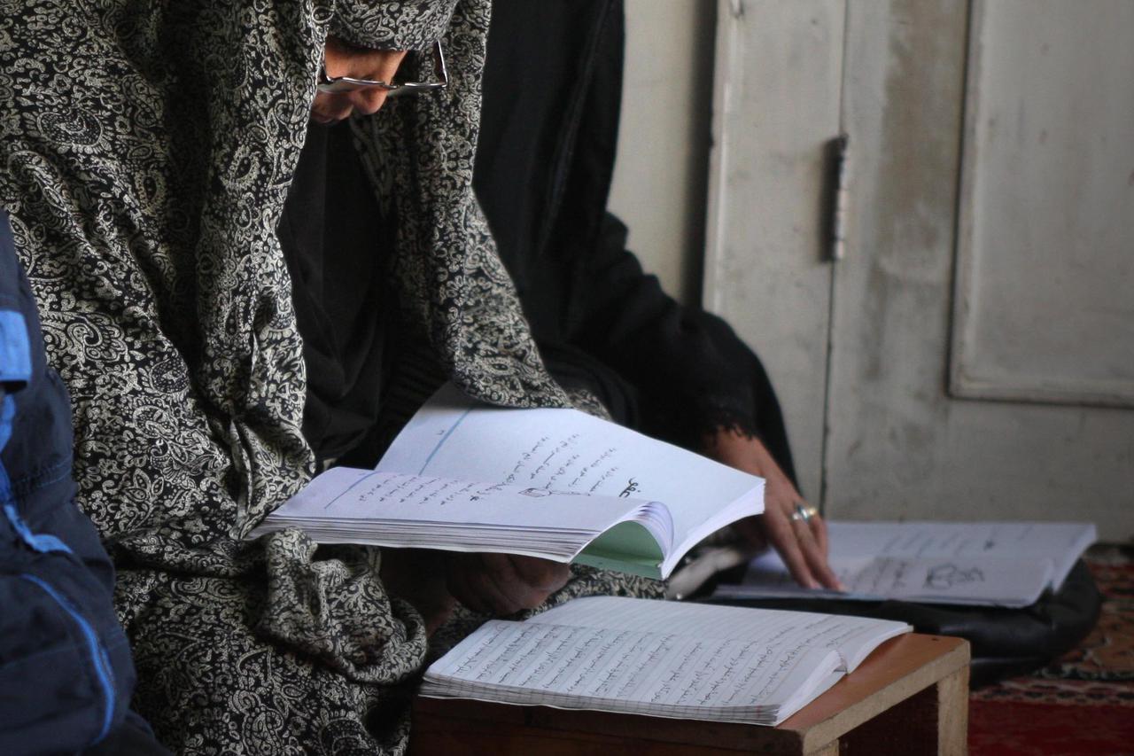 AFGHANISTAN-KABUL-WOMEN-EDUCATION(141229) -- KABUL, Dec. 29, 2014 (Xinhua) -- An Afghan woman reads a book at a literacy class in Kabul, Afghanistan, Dec. 29, 2014. (Xinhua/Ahmad Massoud)(zhf)Ahmad Massoud Photo: XINHUA/PIXSELL