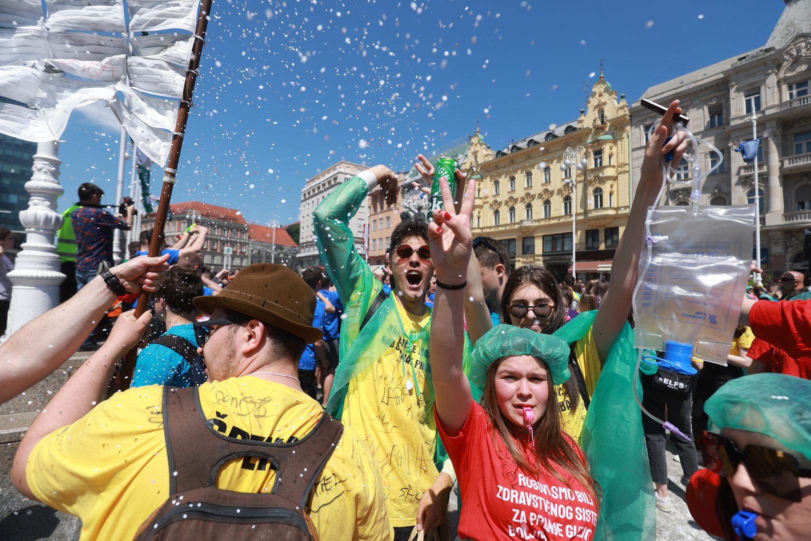 26.05.2023. Zagreb - Norijada maturanata na na Trgu bana Josipa Jelacica Photo: Sanjin Strukic/PIXSELL