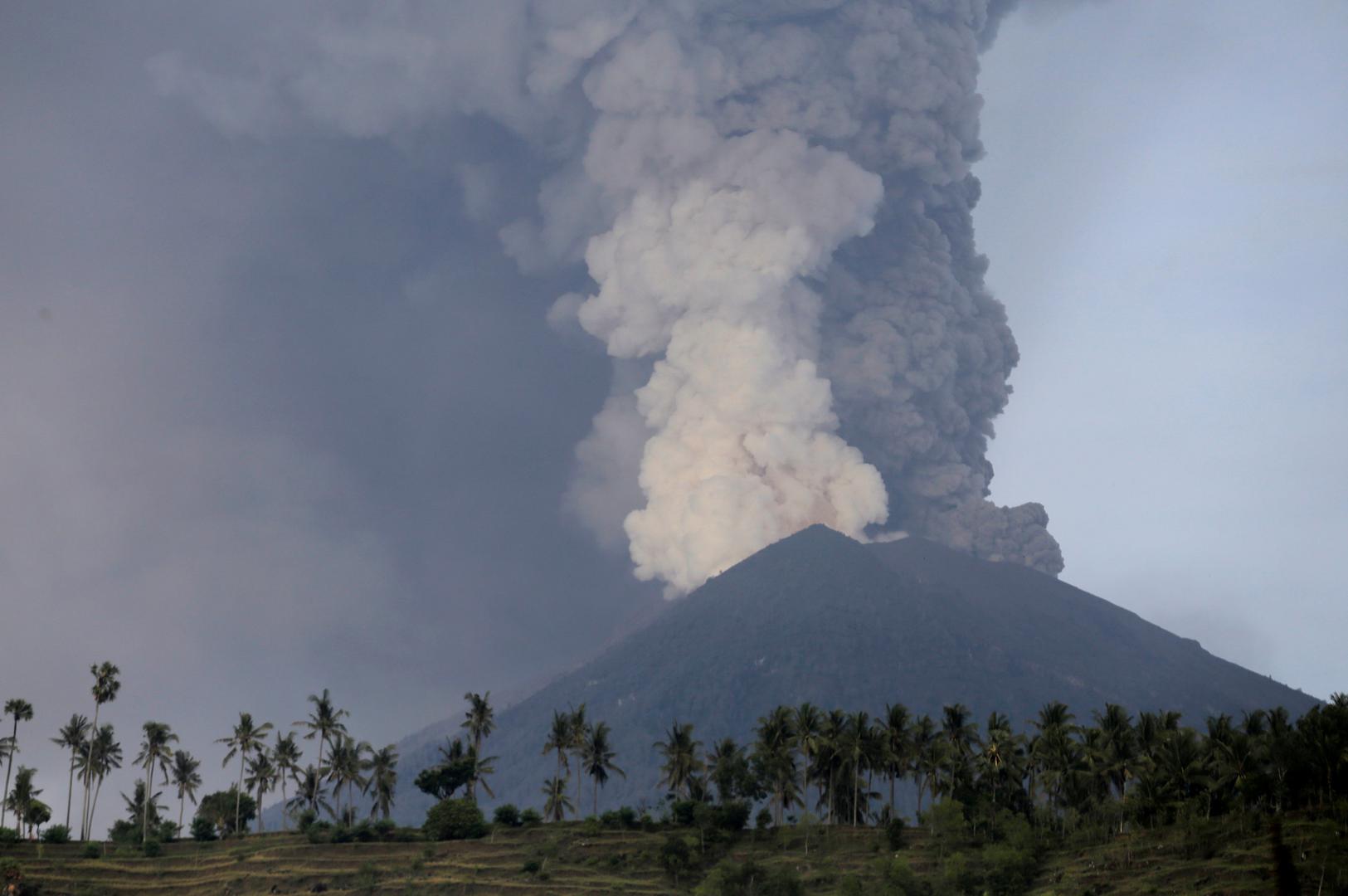 Vulkan Agung u čijoj je erupciji 1963. godine poginulo 1600 osoba ispuštao je danas stup sivog dima gotovo 4000 metara u zrak.
